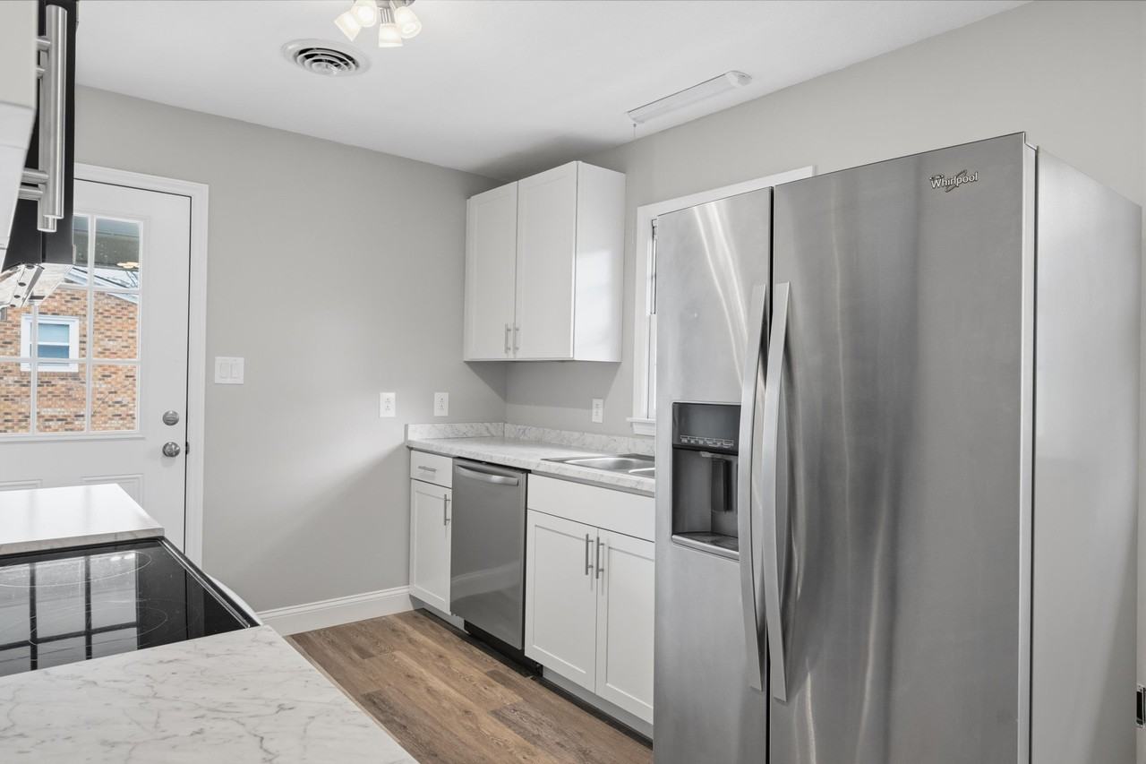 1005 Reading Rd - Photo 4 of 33