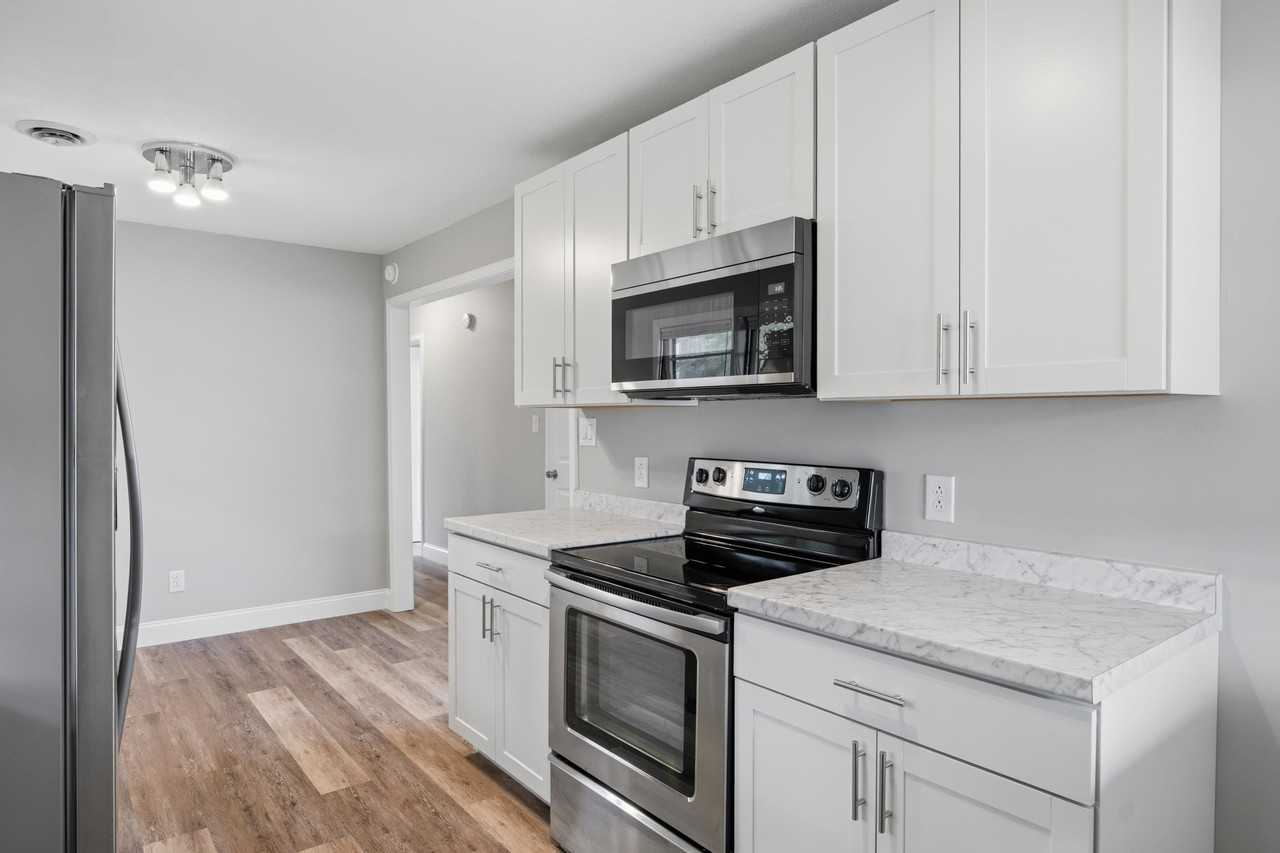 1005 Reading Rd - Photo 5 of 33