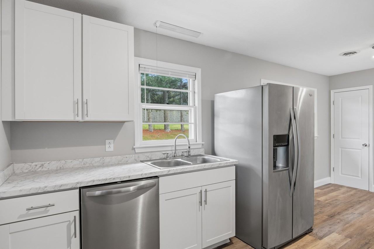 1005 Reading Rd - Photo 6 of 33