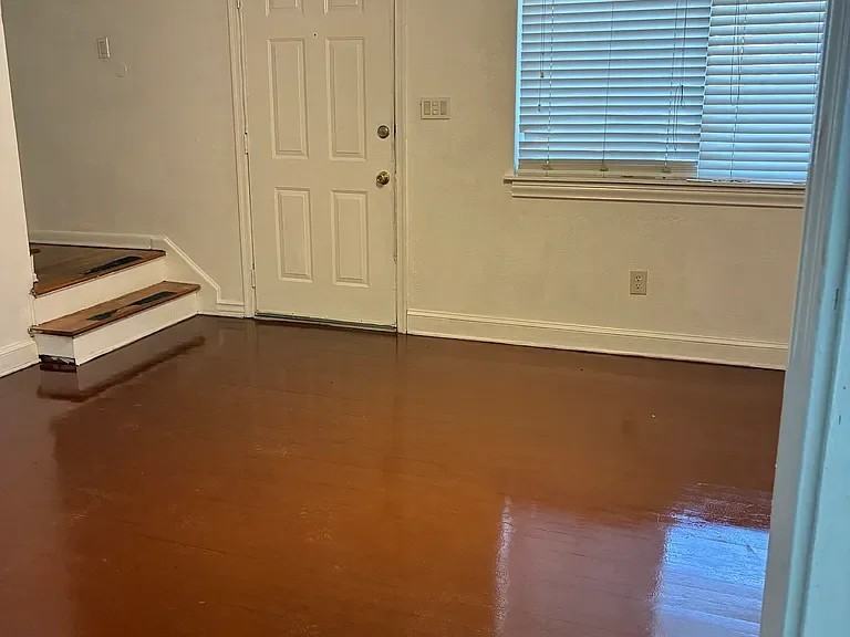 1036 35th St - Photo 2 of 12