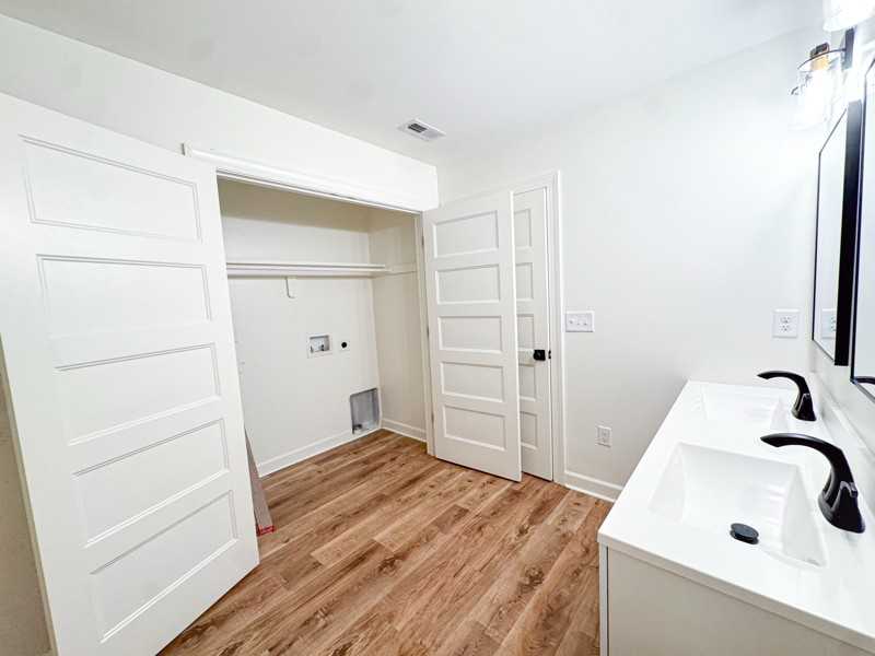 134 N Clarendon Dr - Photo 4 of 10