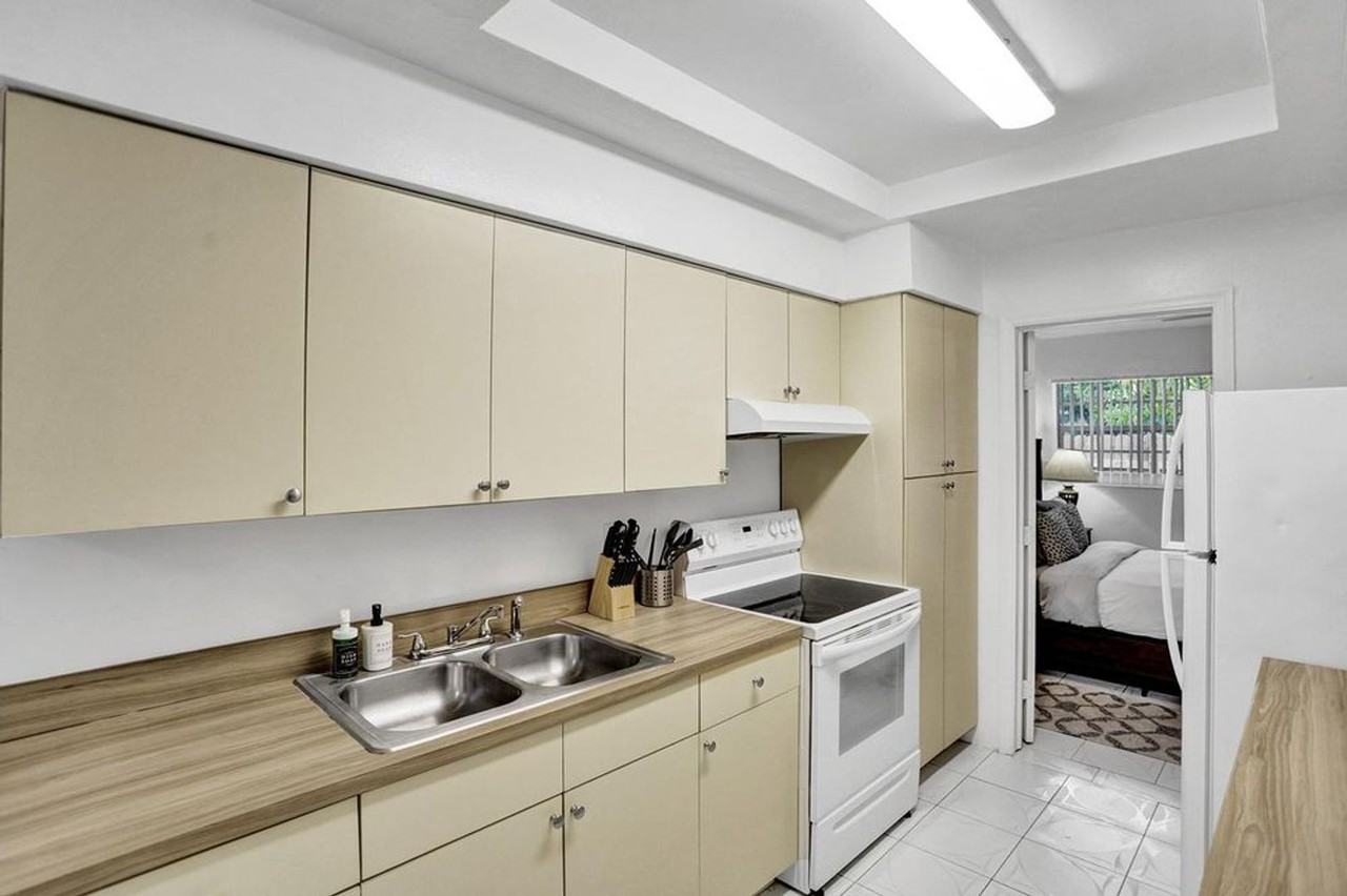 820 NE 16th Ave - Photo 5 of 9