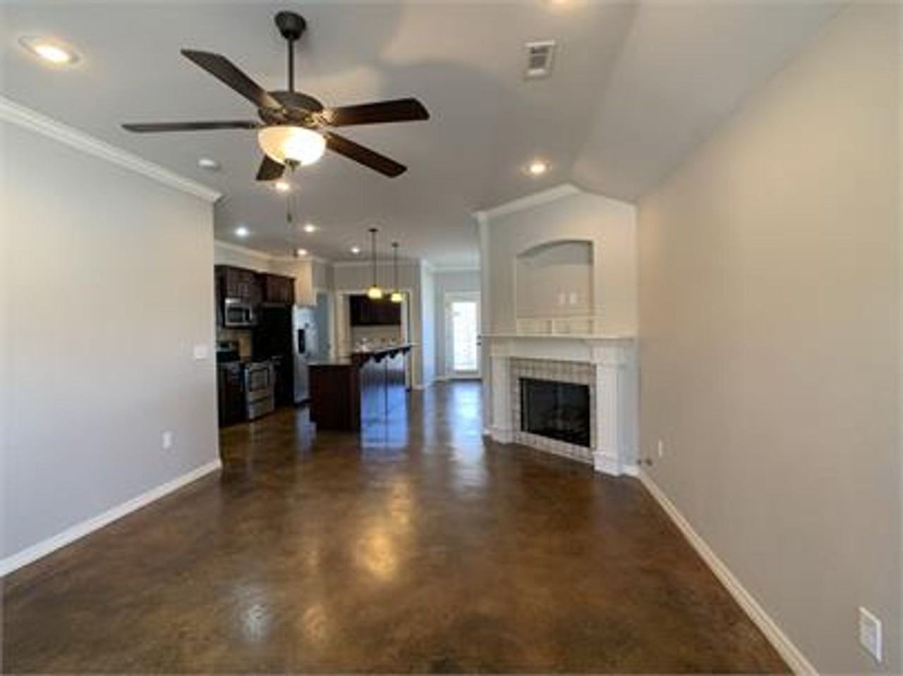 2673 N Sierra Ave - Photo 2 of 11