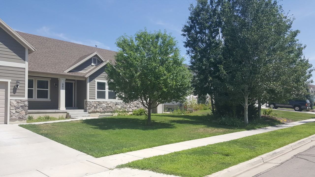 961 E 650 S - Photo 3 of 23