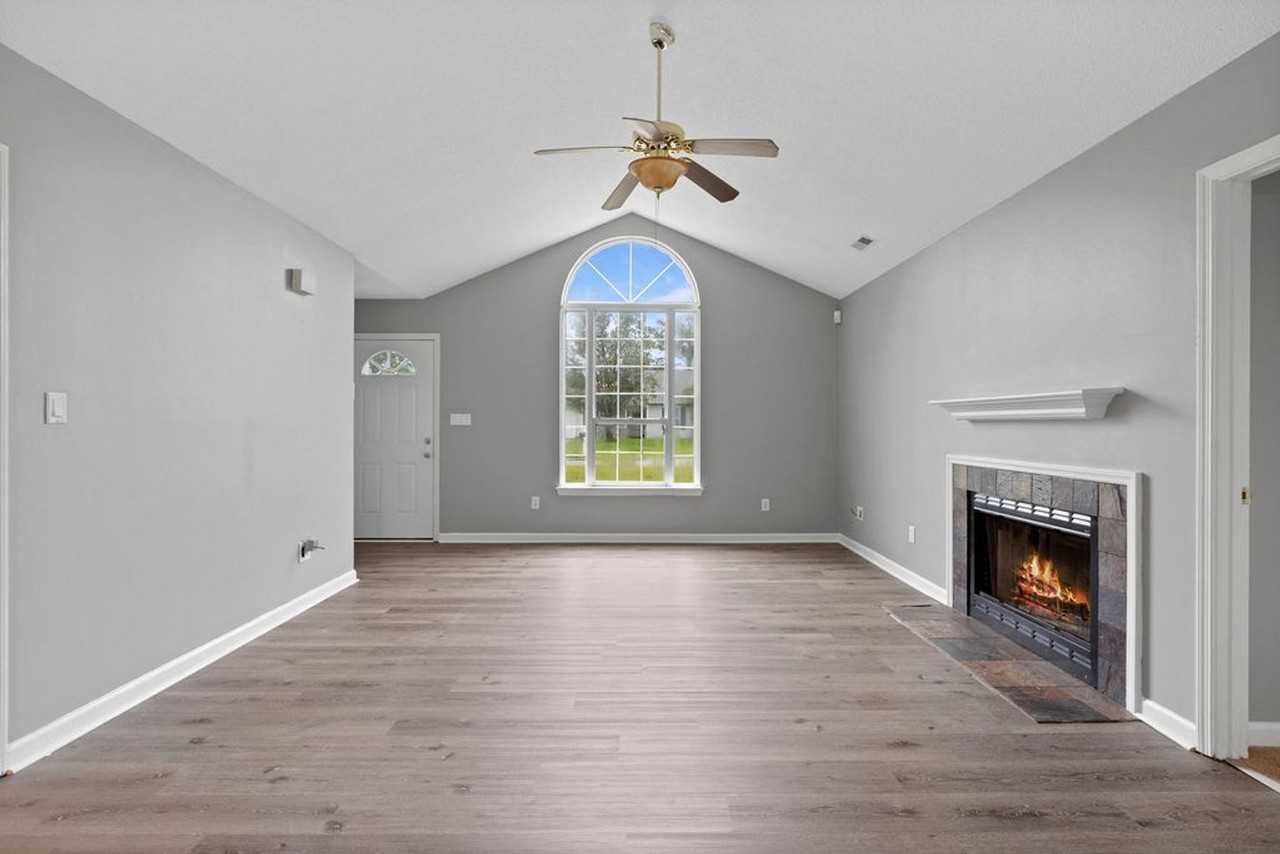 303 Paddock Pl - Photo 3 of 17
