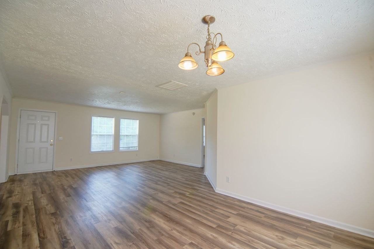 1018 Dooley Dr - Photo 2 of 14