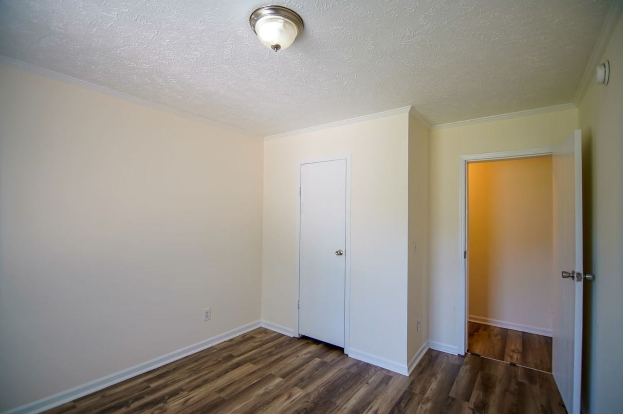 1018 Dooley Dr - Photo 3 of 14