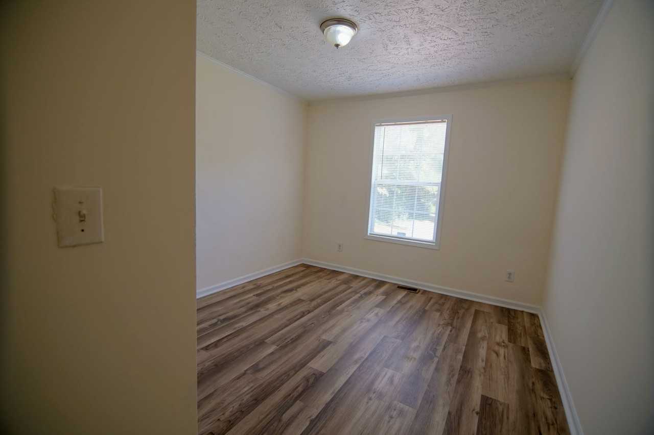 1018 Dooley Dr - Photo 4 of 14