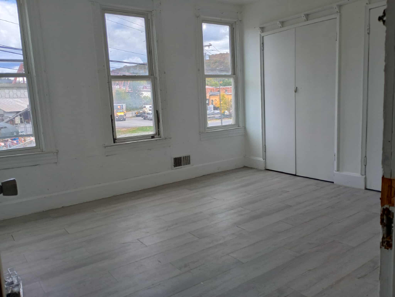 740 N Mechanic St - Photo 5 of 13