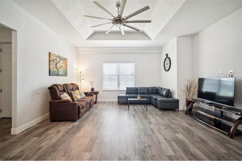 10517 Camelia Dr - Photo 4 of 16