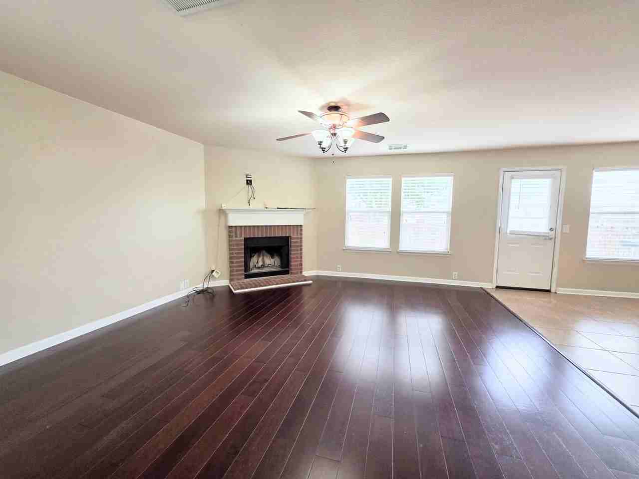 914 Tisbury Pkwy - Photo 3 of 26