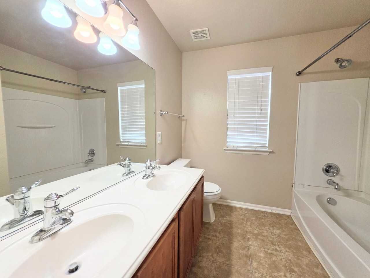 914 Tisbury Pkwy - Photo 4 of 26