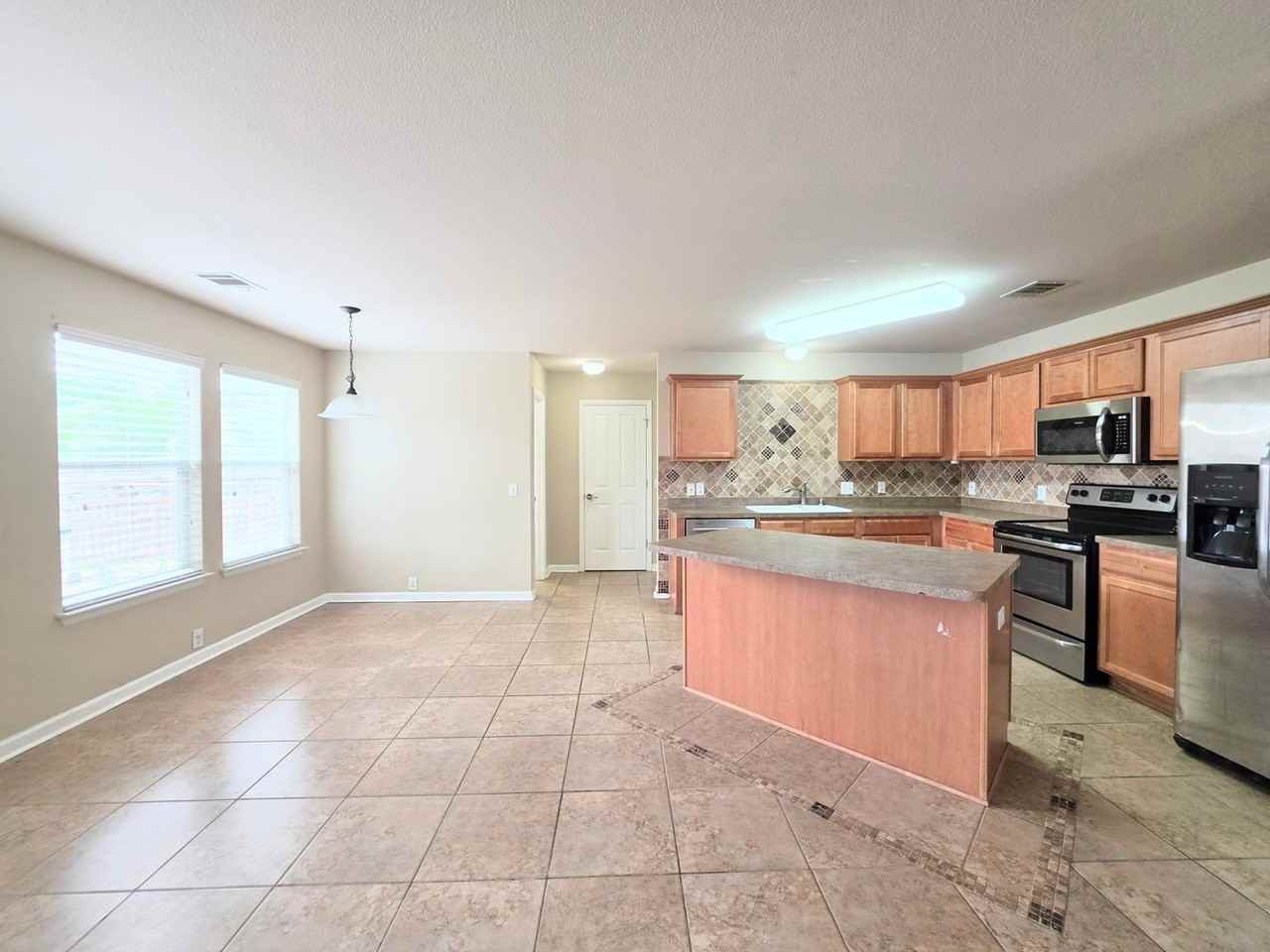 914 Tisbury Pkwy - Photo 5 of 26