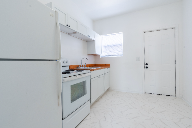 1918 W Washington St #T2 - Photo 2 of 10