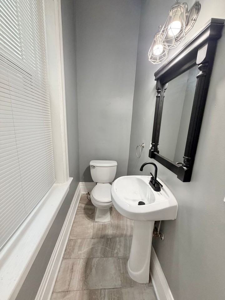 447 Warner St - Photo 4 of 13