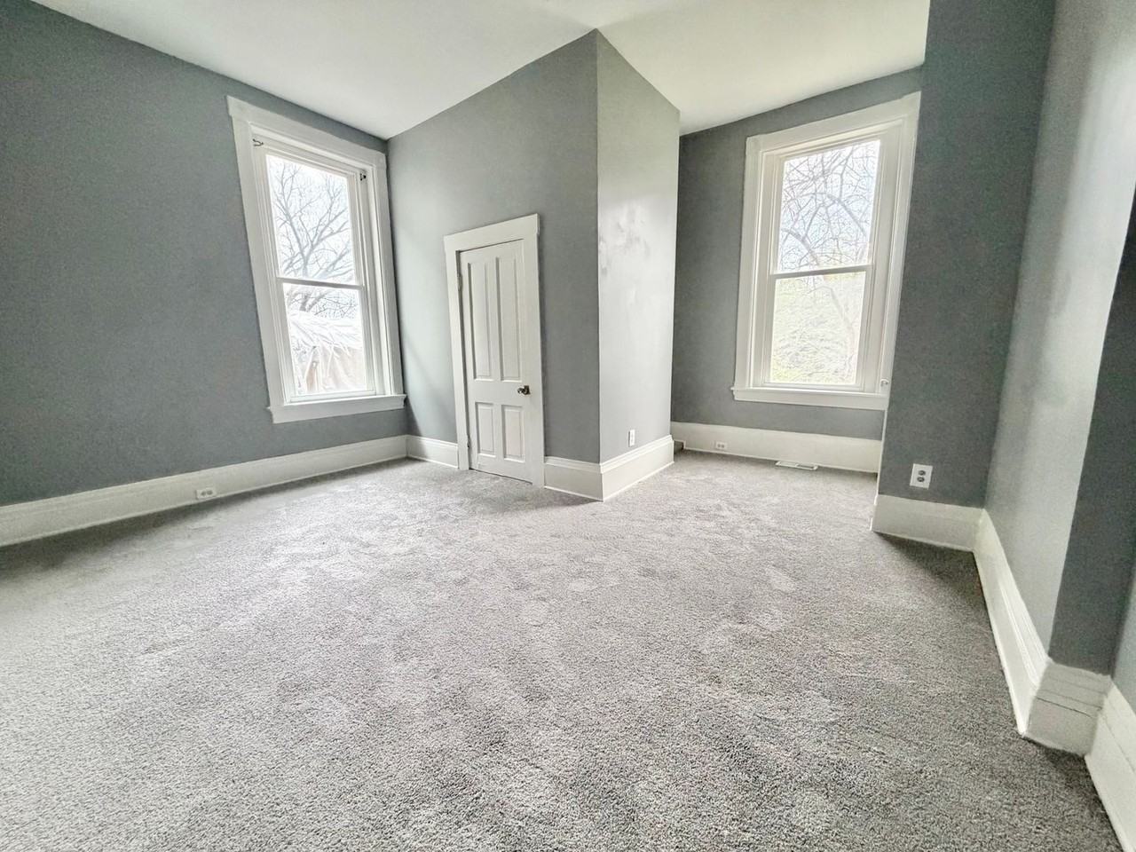 447 Warner St - Photo 5 of 13