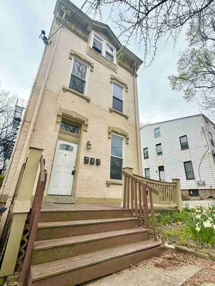 447 Warner St - Photo 7 of 13