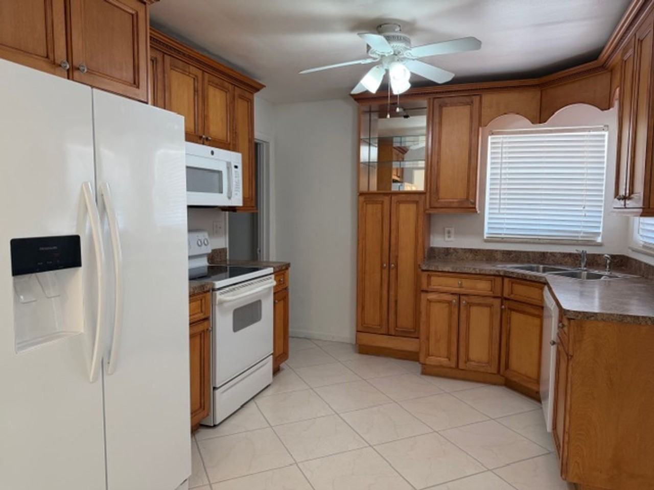 208 Wilshire Dr - Photo 3 of 25