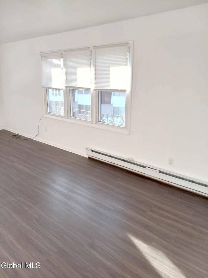 470 Summer St #6 - Photo 4 of 8