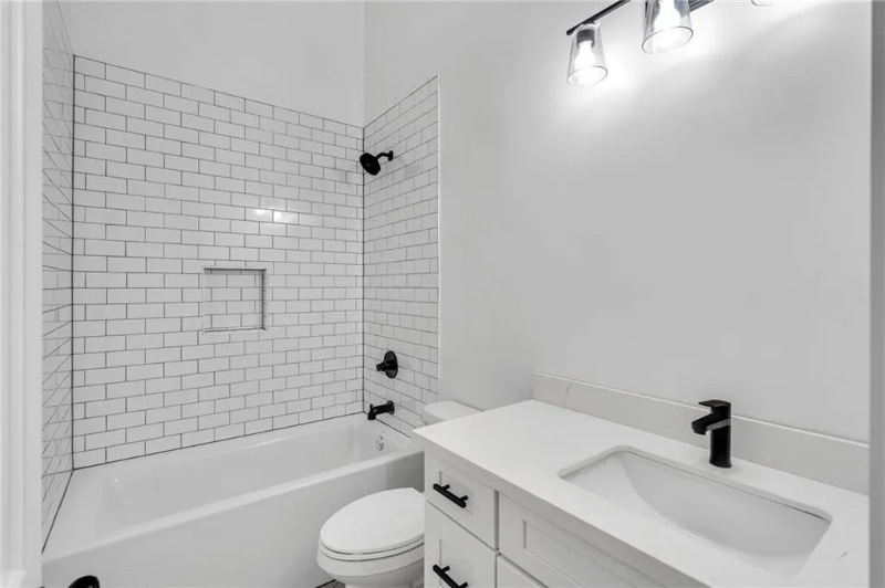 1802 Franklin Ave - Photo 4 of 7