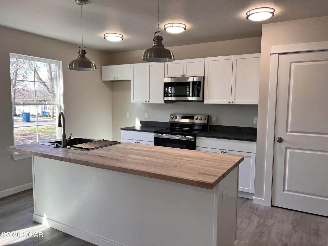 1107 E 34th St - Photo 3 of 9