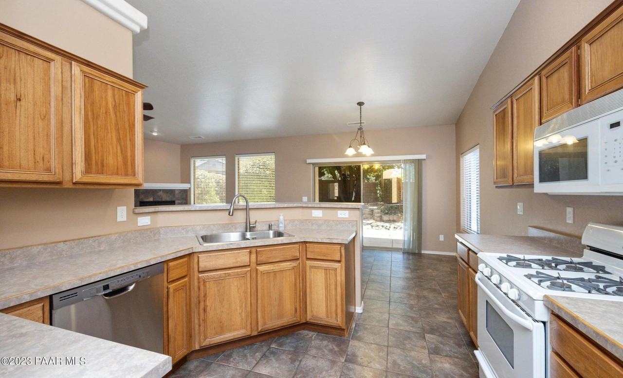 5638 N Ardmore Ave - Photo 3 of 27