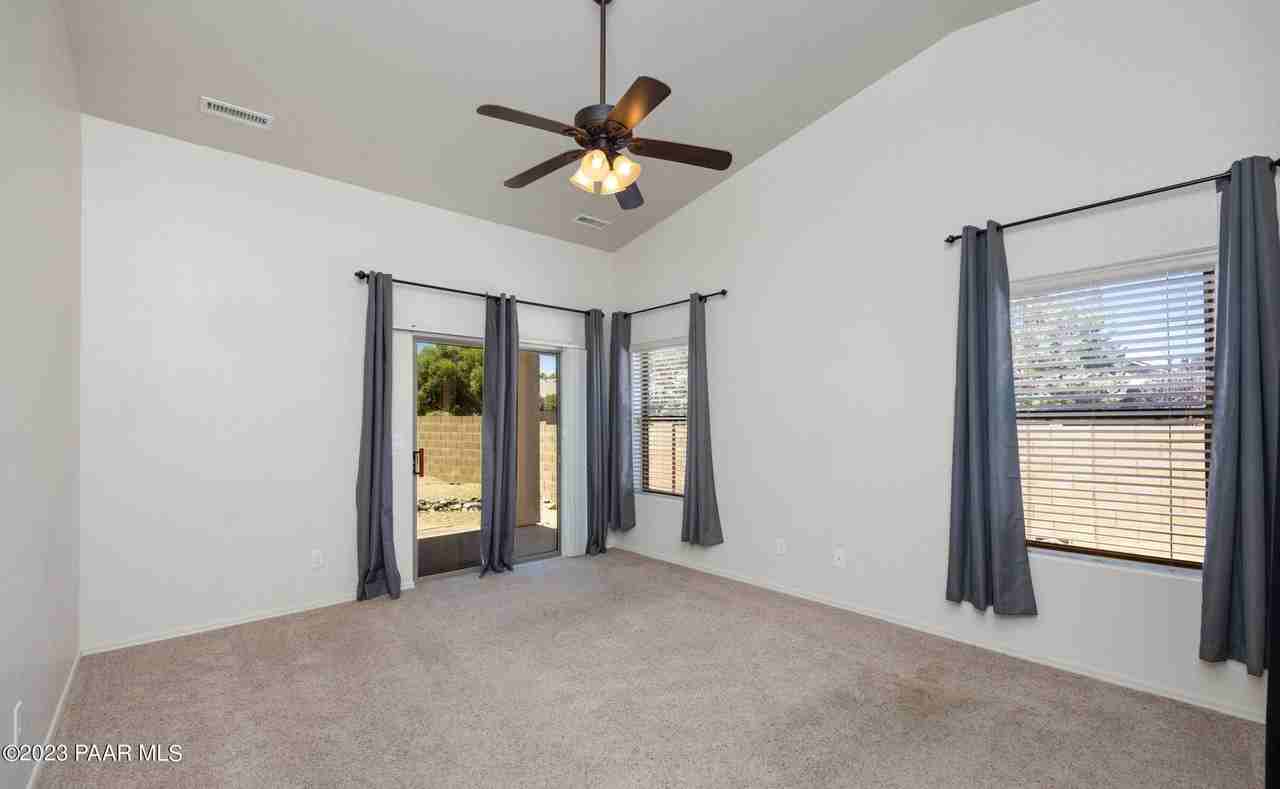 5638 N Ardmore Ave - Photo 5 of 27