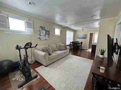 1244 Holland St - Photo 2 of 8