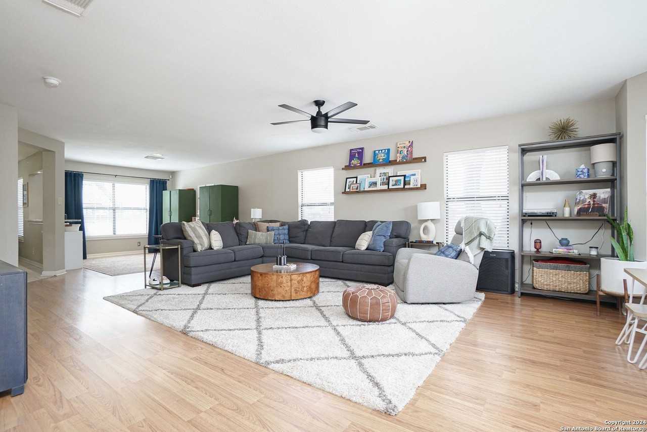 14215 Daylight Rdg - Photo 4 of 25