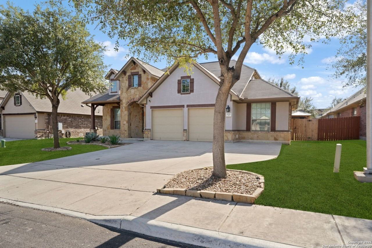 2122 Pecan Hvn - Photo 2 of 38