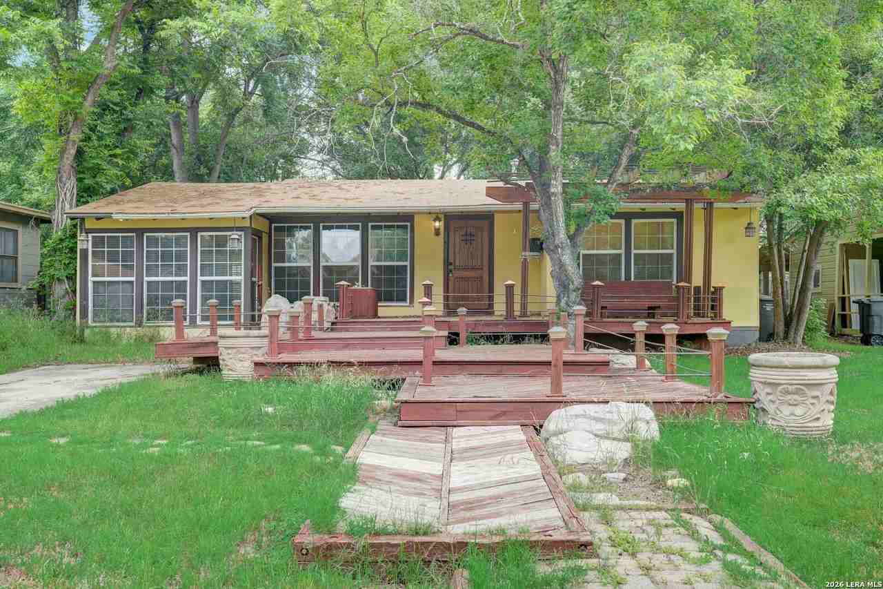 439 Devonshire Dr - Photo 2 of 31