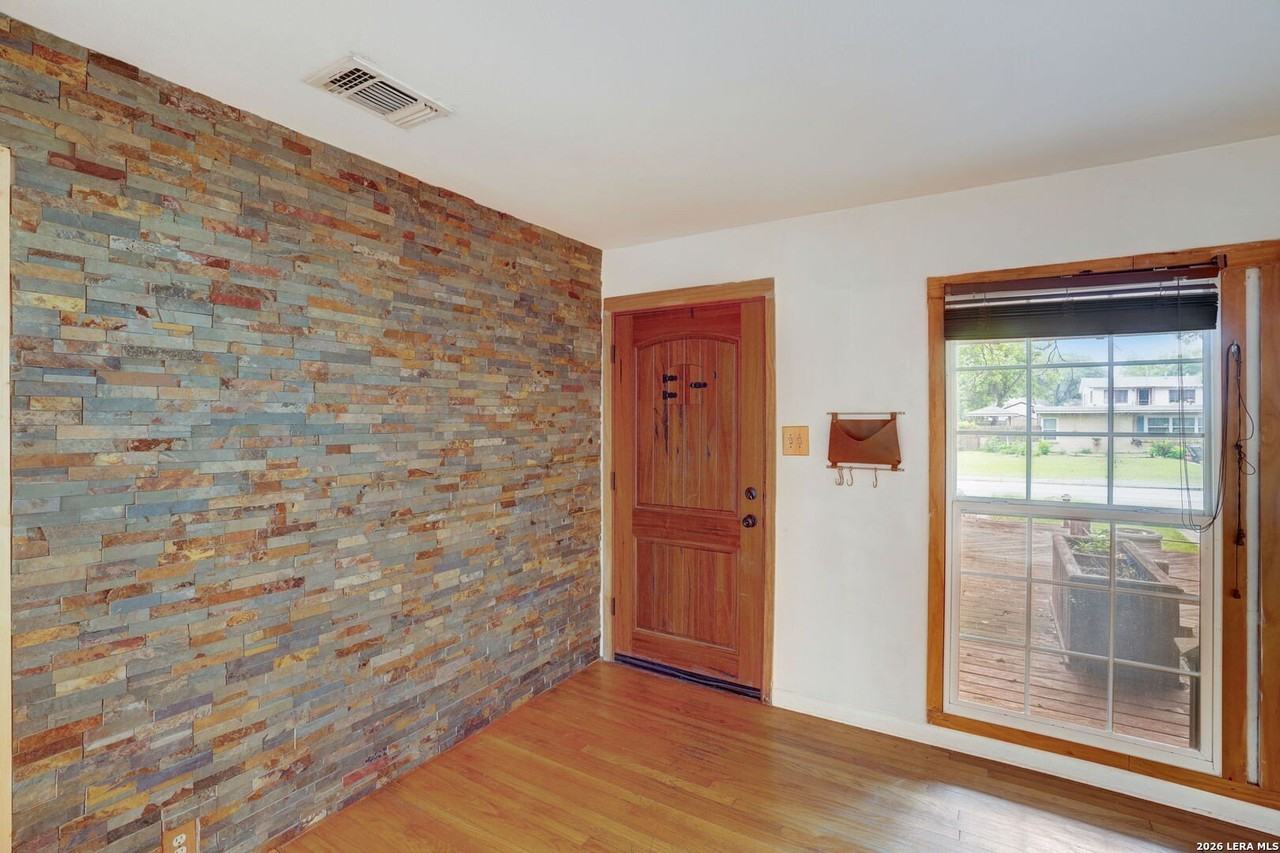 439 Devonshire Dr - Photo 6 of 31