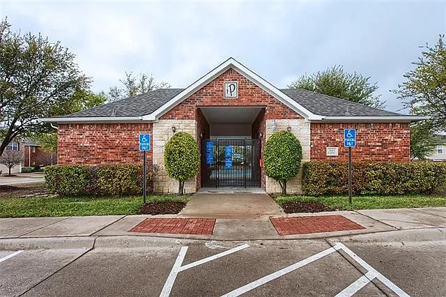 4601 Penelope Ln - Photo 6 of 18