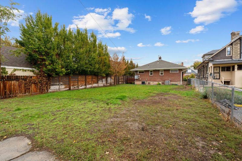 1086 S Lake St - Photo 5 of 31