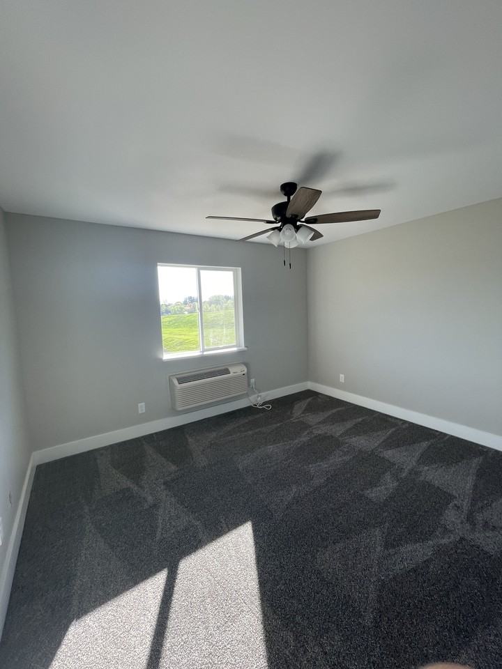 3399 W 32nd St - Photo 6 of 9