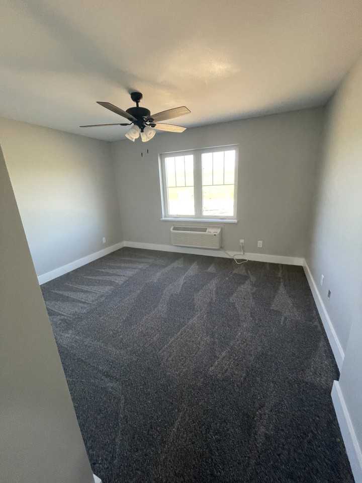 3399 W 32nd St - Photo 7 of 9