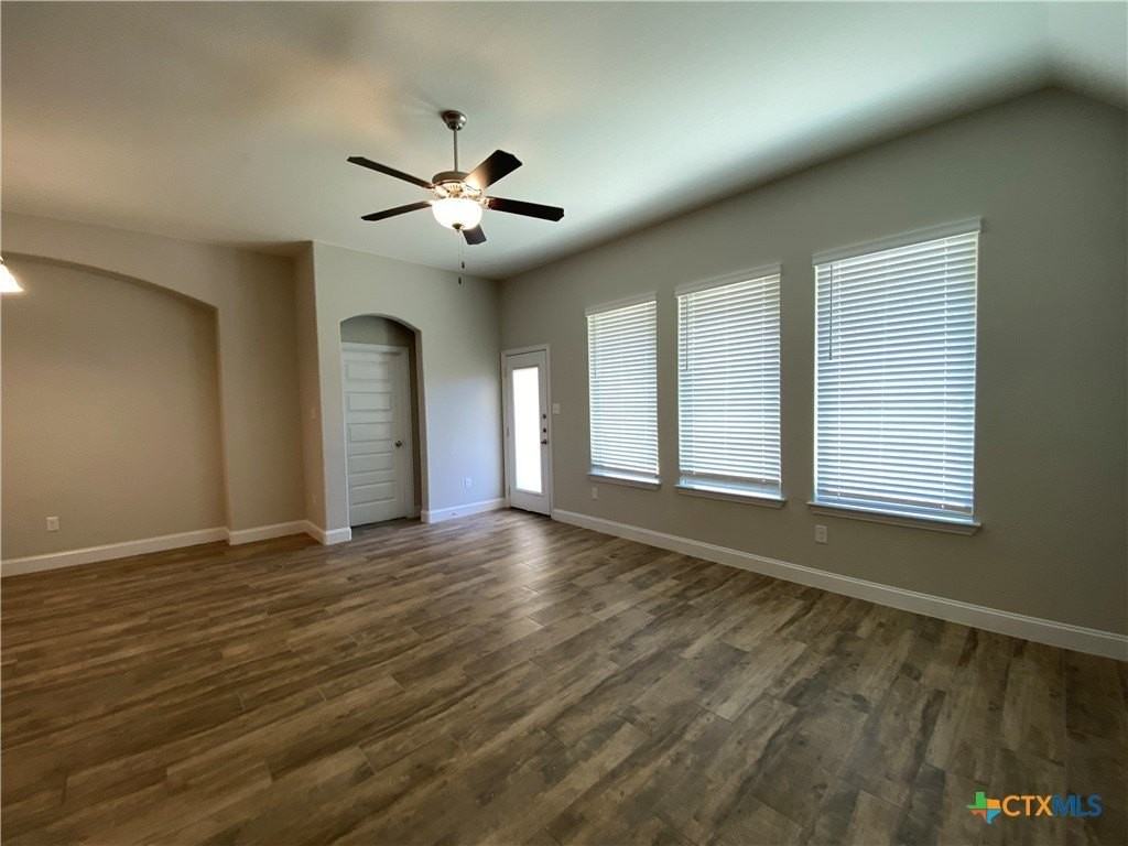 1331 Hillsong St - Photo 4 of 28