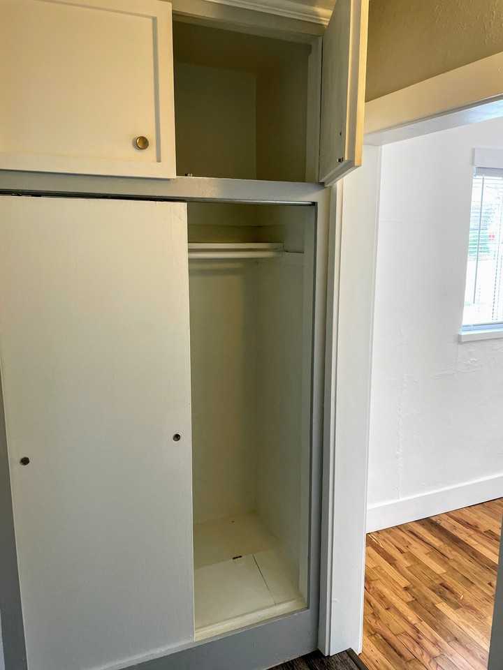 323 N Spruce St - Photo 4 of 19