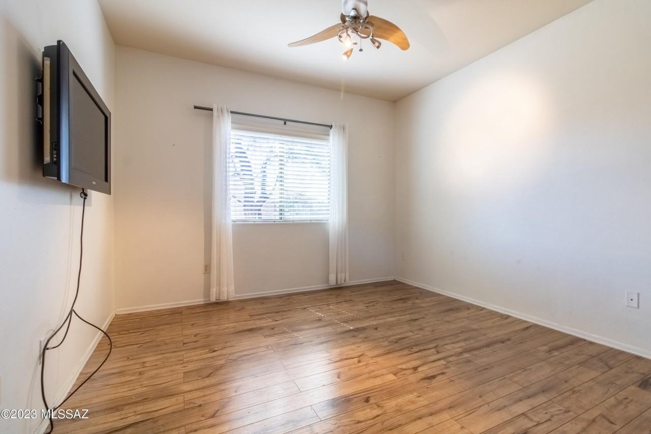 5529 N Silver Stream Way - Photo 5 of 7