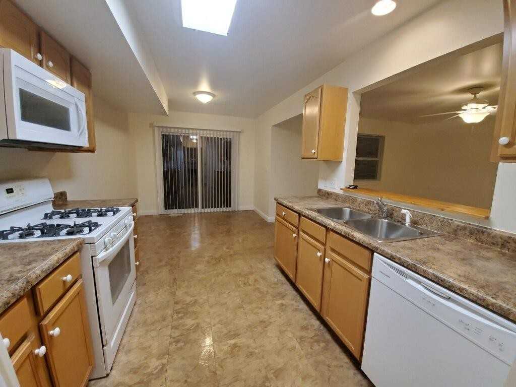 915 S 20th St - Photo 4 of 20