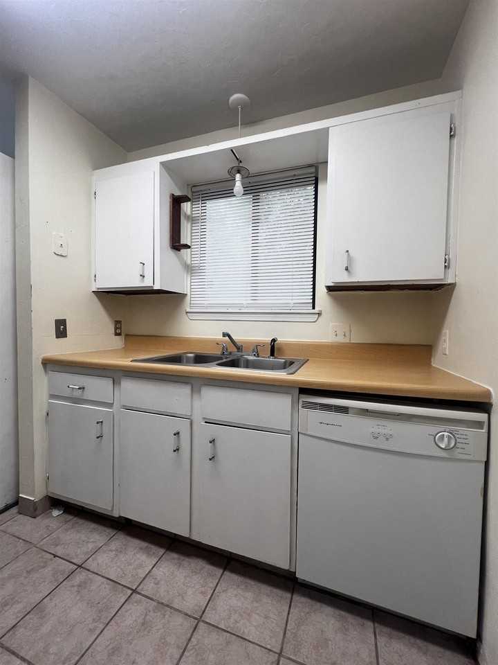 3720 Rockbrook Dr Apt C - Photo 6 of 21