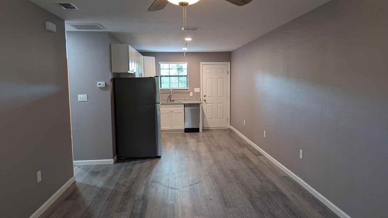 1558 Patrick Ave - Photo 3 of 8