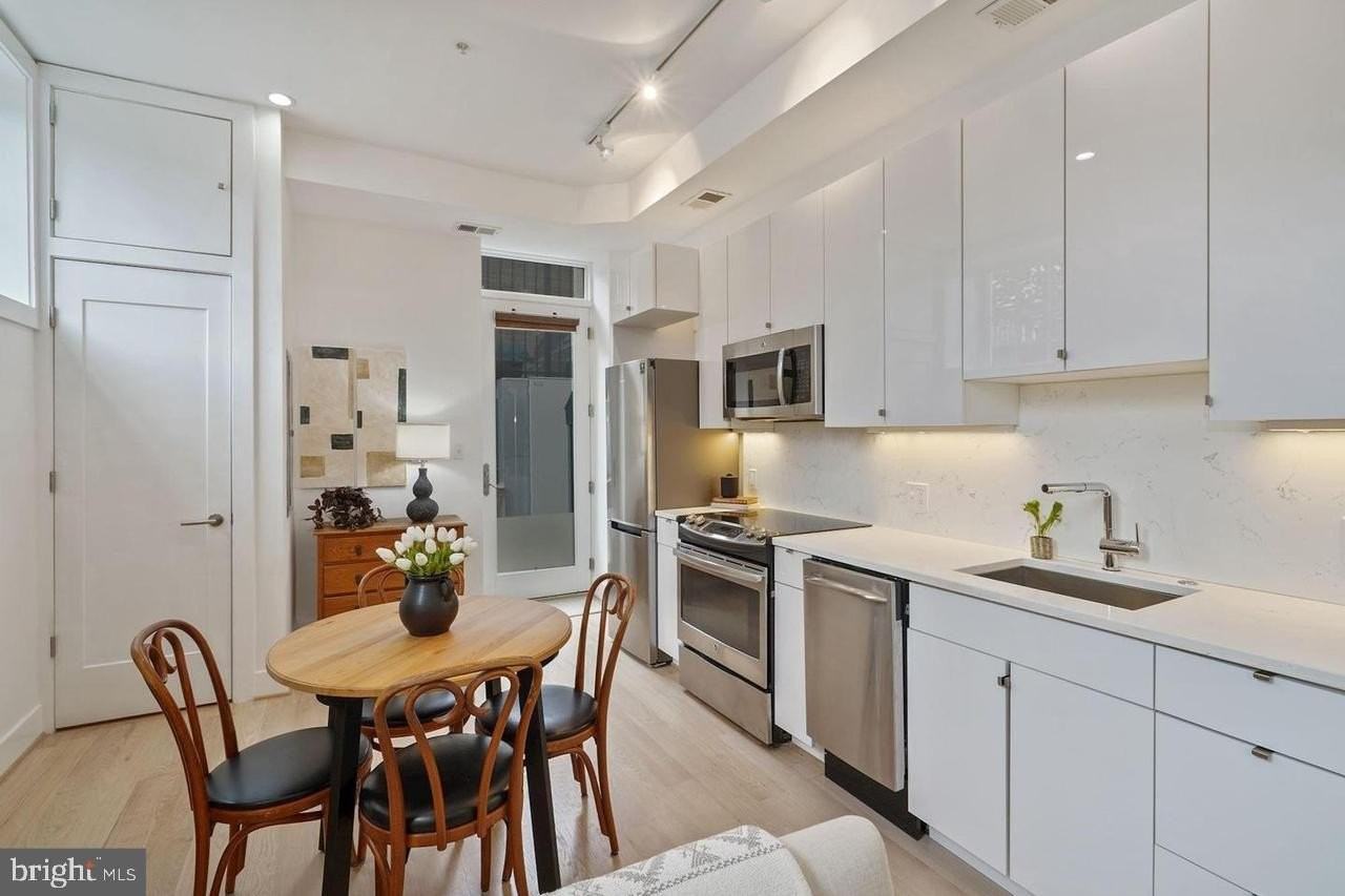 1211 G St Se Unit 1 - Photo 3 of 25