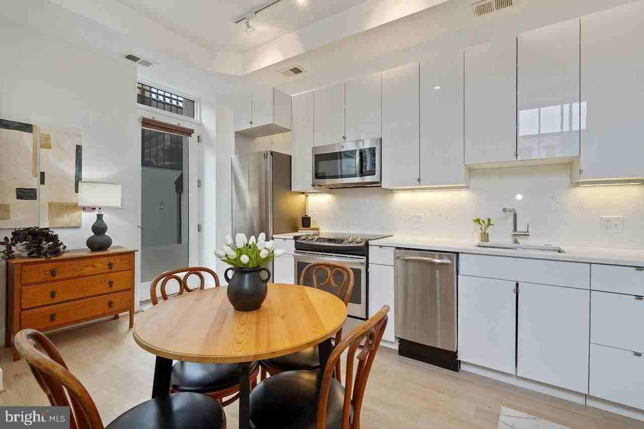 1211 G St Se Unit 1 - Photo 4 of 25