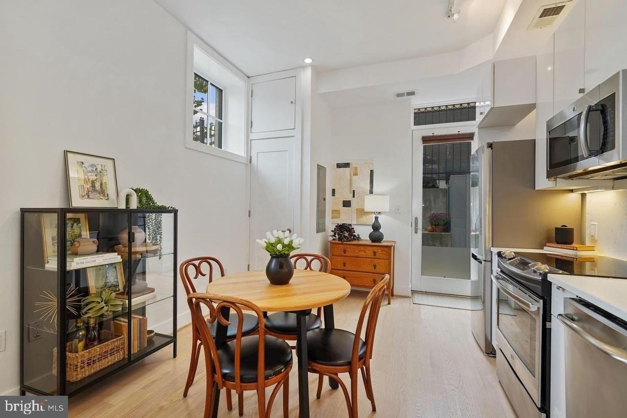 1211 G St Se Unit 1 - Photo 5 of 25