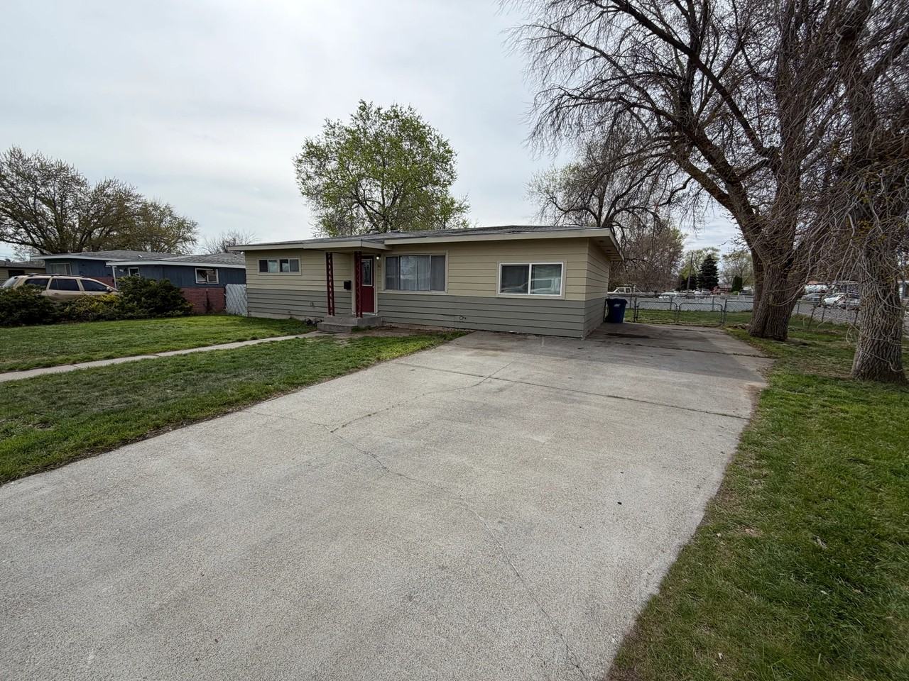 1110 E 11th N - Photo 2 of 19