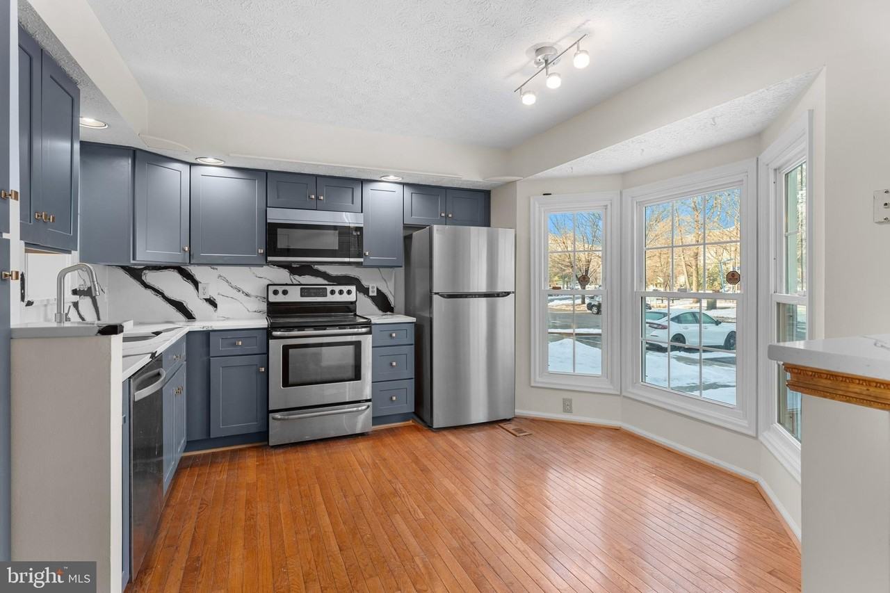 2126 Commissary Cir - Photo 7 of 34