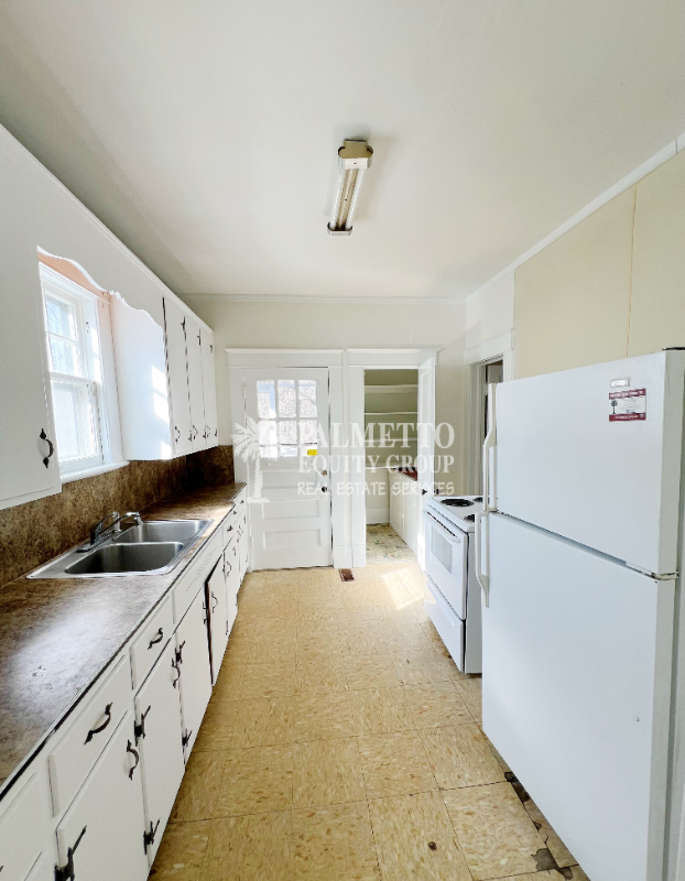 1104 Gregory St - Photo 4 of 11