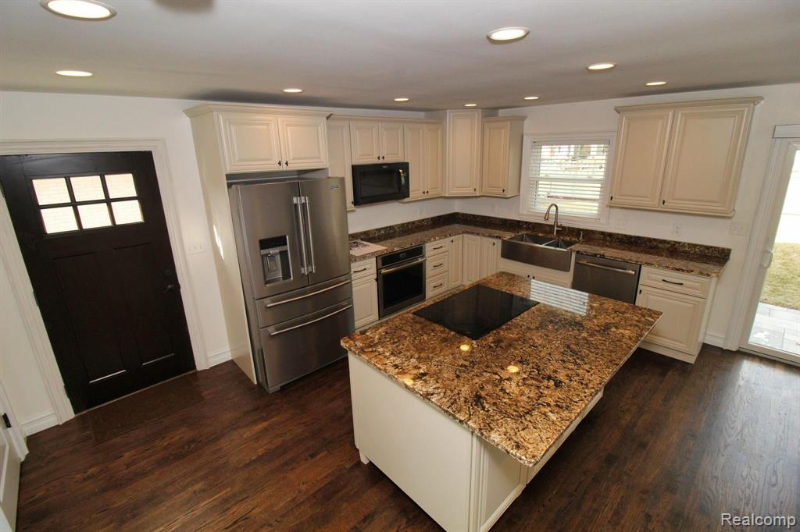 37752 Huron Pointe Dr - Photo 2 of 15