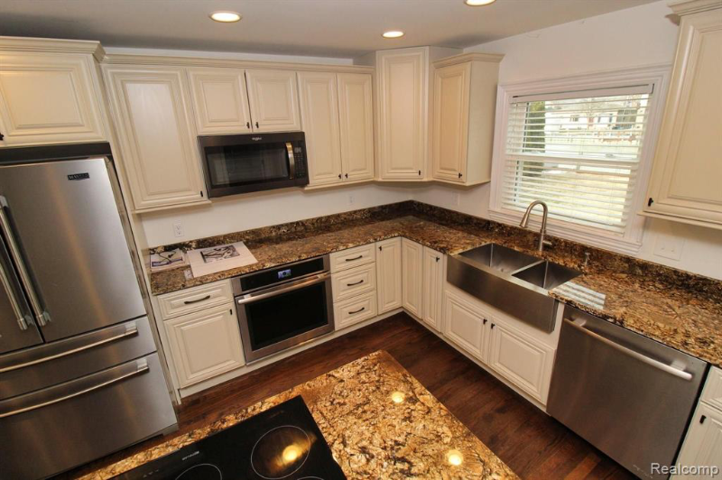 37752 Huron Pointe Dr - Photo 3 of 15